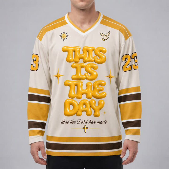 Christianartworkshop Maillot de hockey à imprimé en relief « This Is The Day » - image 3