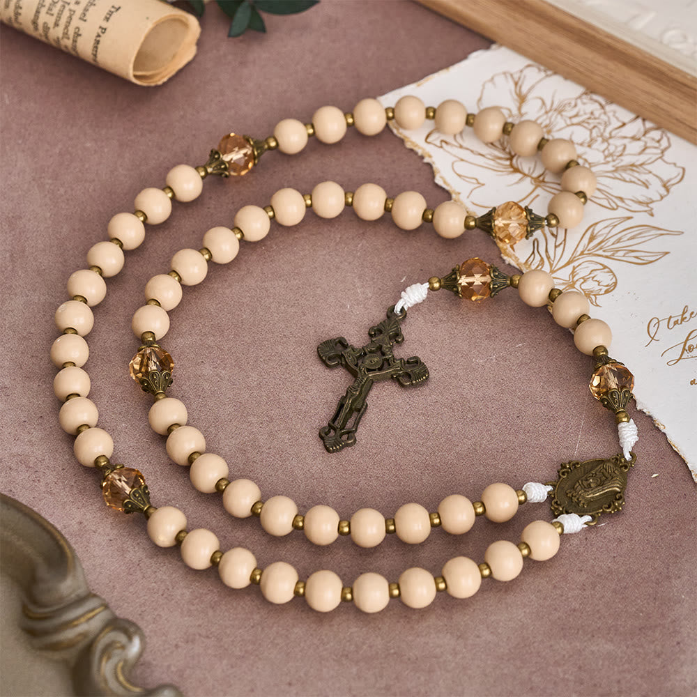 Chapelet en perles beiges avec accent couleur champagne, de Christianartworkshop : un rappel de foi et de calme pour les moments de recueillement - image 2