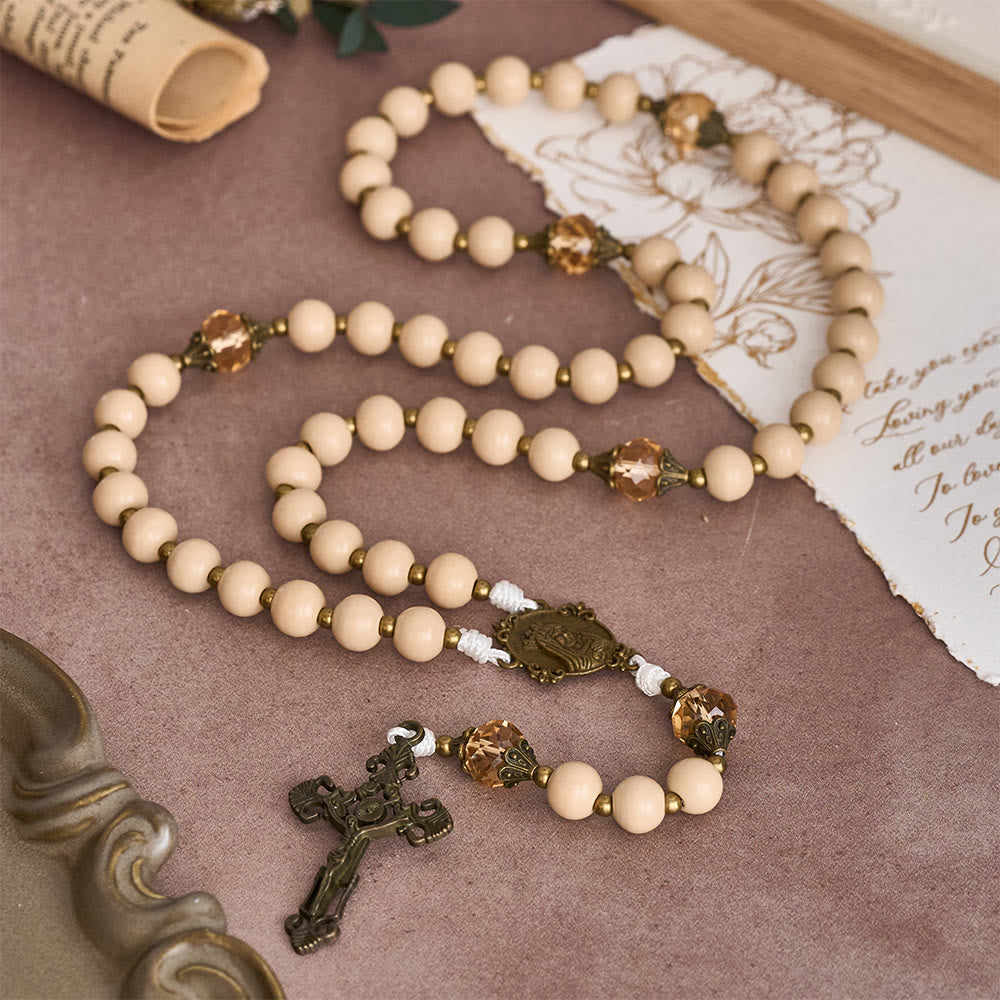 Chapelet en perles beiges avec accent couleur champagne, de Christianartworkshop : un rappel de foi et de calme pour les moments de recueillement - image 1