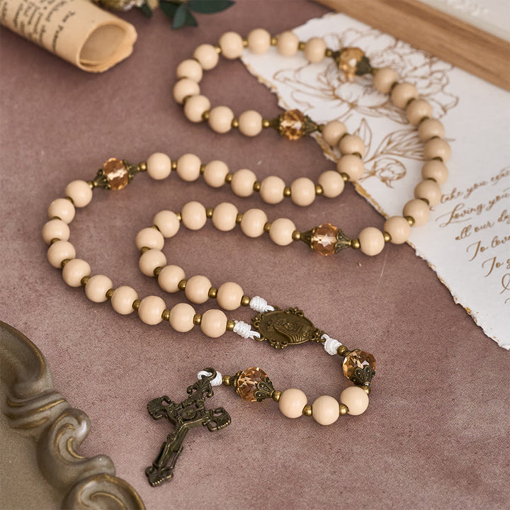 Chapelet en perles beiges avec accent couleur champagne, de Christianartworkshop : un rappel de foi et de calme pour les moments de recueillement - image 1