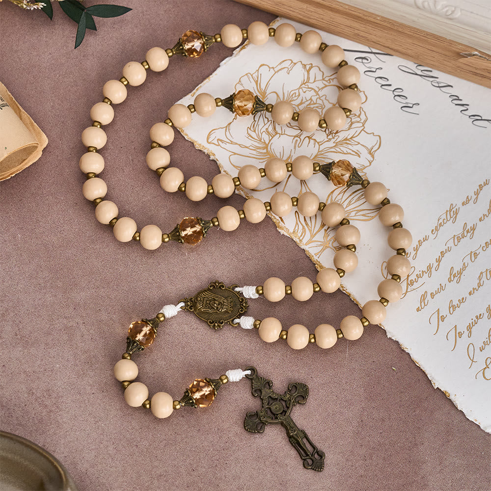 Chapelet en perles beiges avec accent couleur champagne, de Christianartworkshop : un rappel de foi et de calme pour les moments de recueillement - Notre-Dame et le Crucifix - image 0