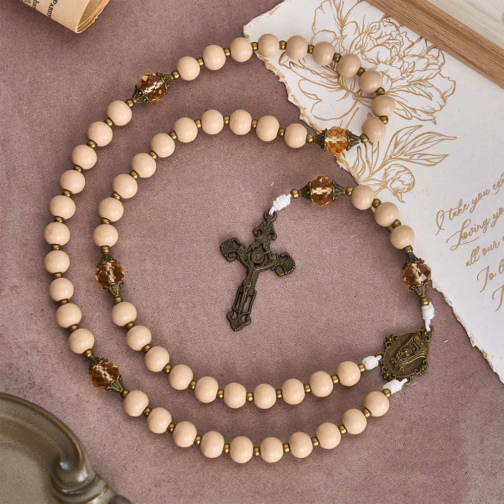 Chapelet en perles beiges avec accent couleur champagne, de Christianartworkshop : un rappel de foi et de calme pour les moments de recueillement - image 3