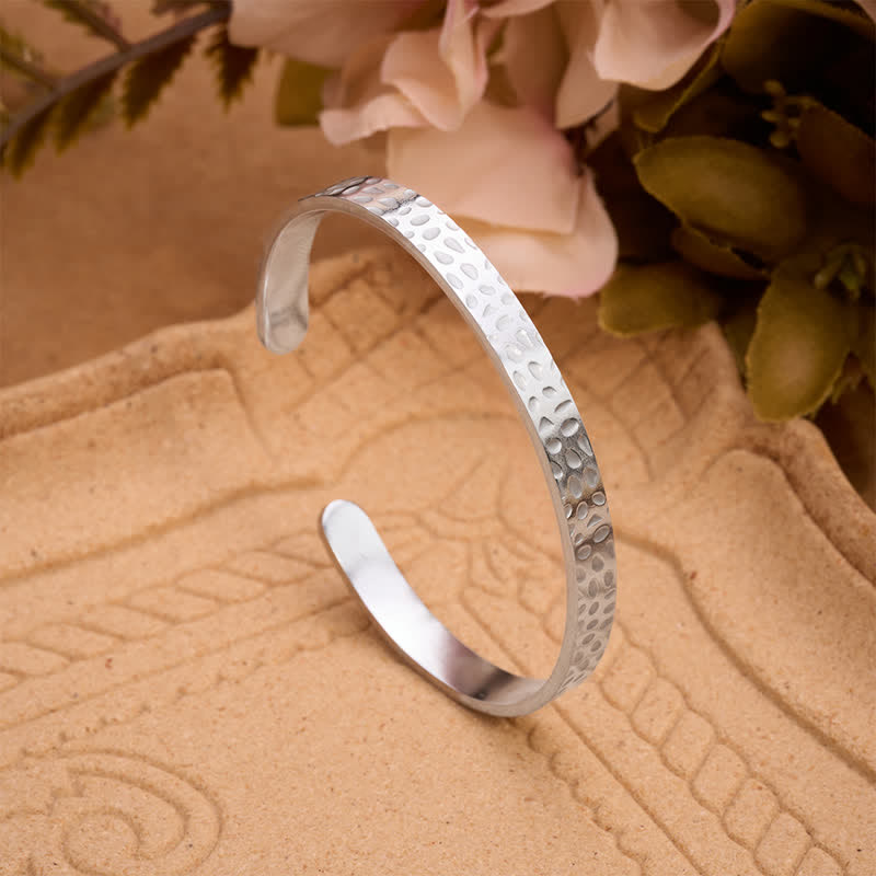 Christianartworkshop Bracelet manchette élégant à finition martelée et verset biblique : un rappel de la tendresse céleste - image 3
