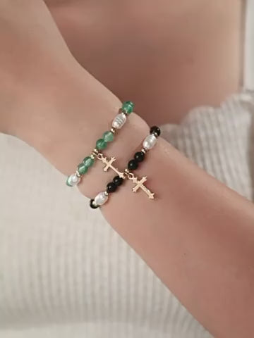 Christianartworkshop Duo de bracelets croix à perles empilables : un emblème de foi inébranlable et de beauté polyvalente
